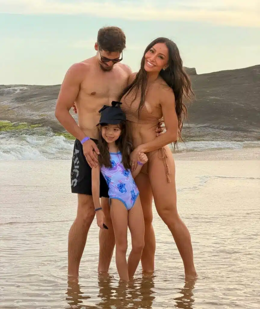 Nicolas Prattes e Sabrina se divertem com Zoe, no Rio de Janeiro