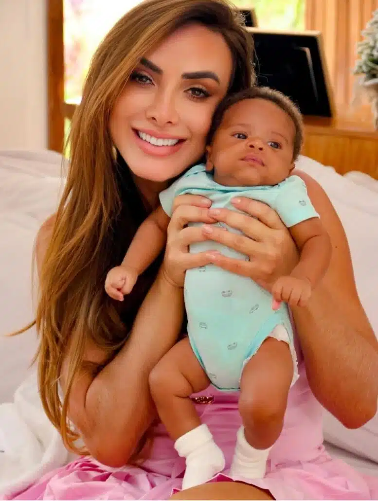 Nicole Bahls posa com Salomão, filho de uma funcionária