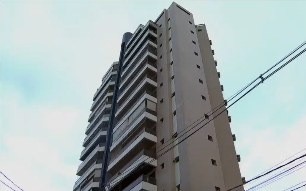 Menino caiu do 10º andar deste prédio