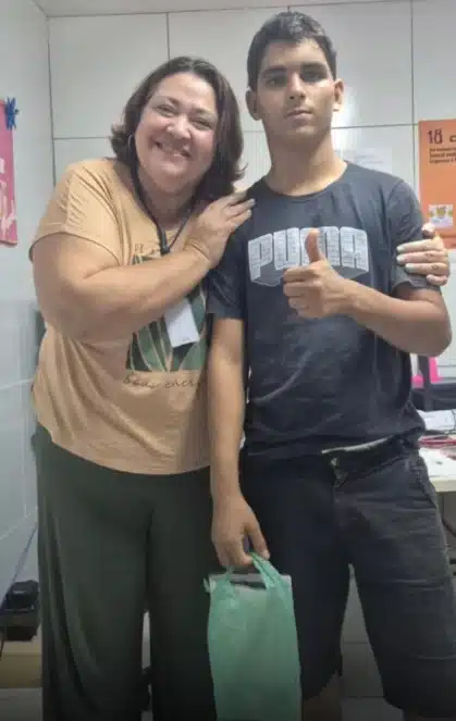 Rapaz Gerson junto da conselheira tutelar Verônica Oliveira