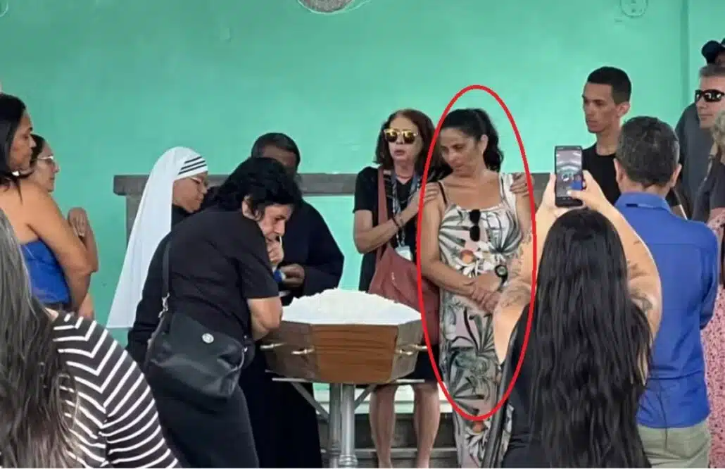 A mãe do rapaz Vaqueirinho na despedida a ele