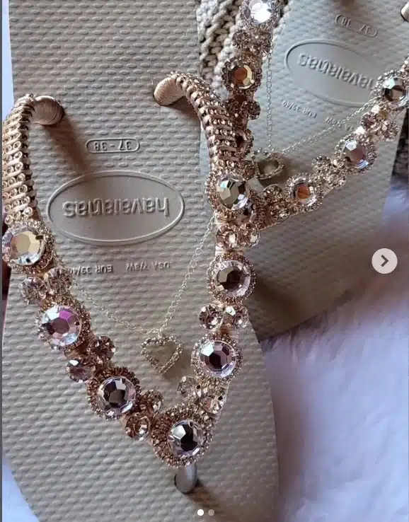 Suzane Von Richthofen mostrando chinelos