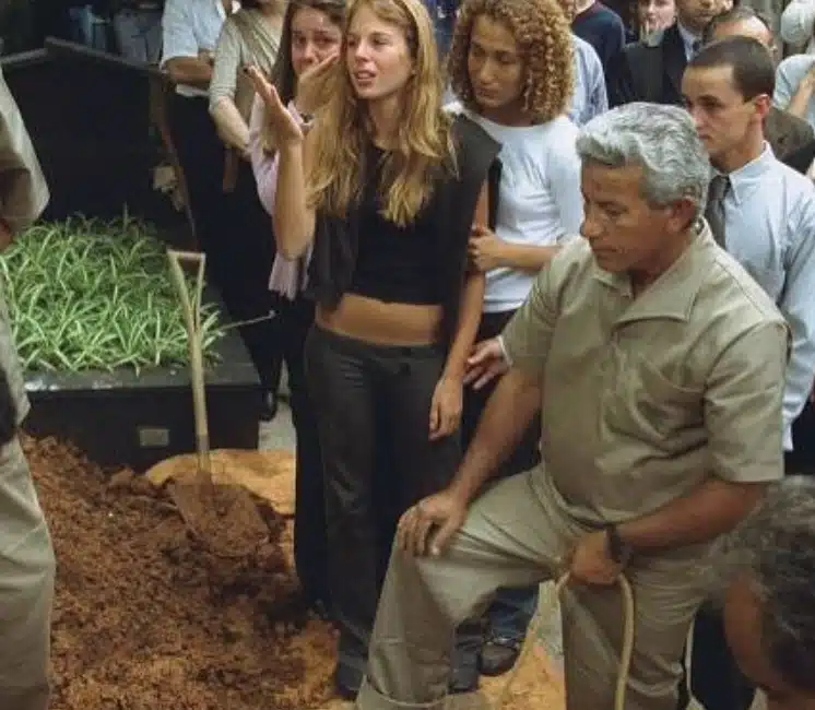 Suzane Von Richthofen dando o adeus aos pais