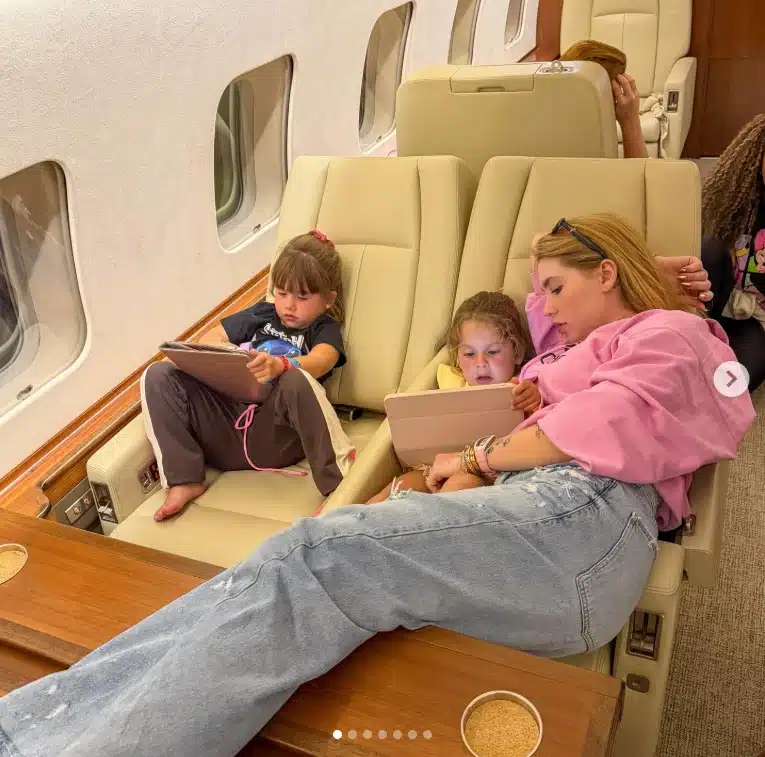 Virgínia Fonseca junto com filhas no avião