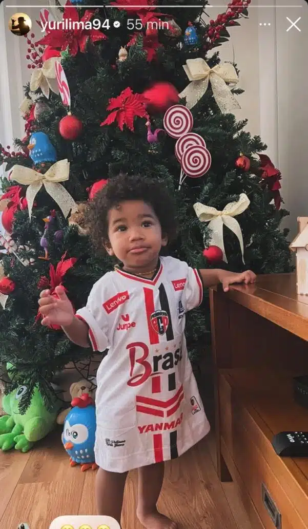 Nala, filha de Yuri Lima e Iza, com a camisa do novo time do pai