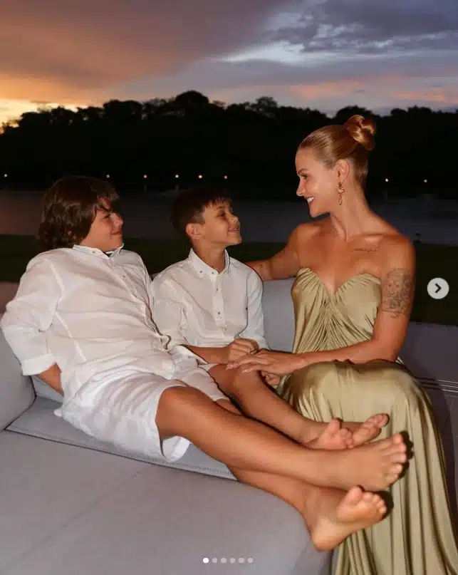 Andressa Suita posa com seus filhos com Gusttavo Lima prontos para virada do ano na mansão e impressiona