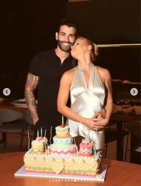 Andressa Suita posa com Gusttavo Lima na festa dos seus 38 anos e gera dúvidas sobre gravidez