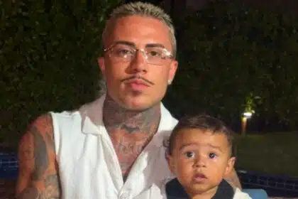 MC Daniel surge se divertindo ao tomar banho de chuveiro com o filho e encanta