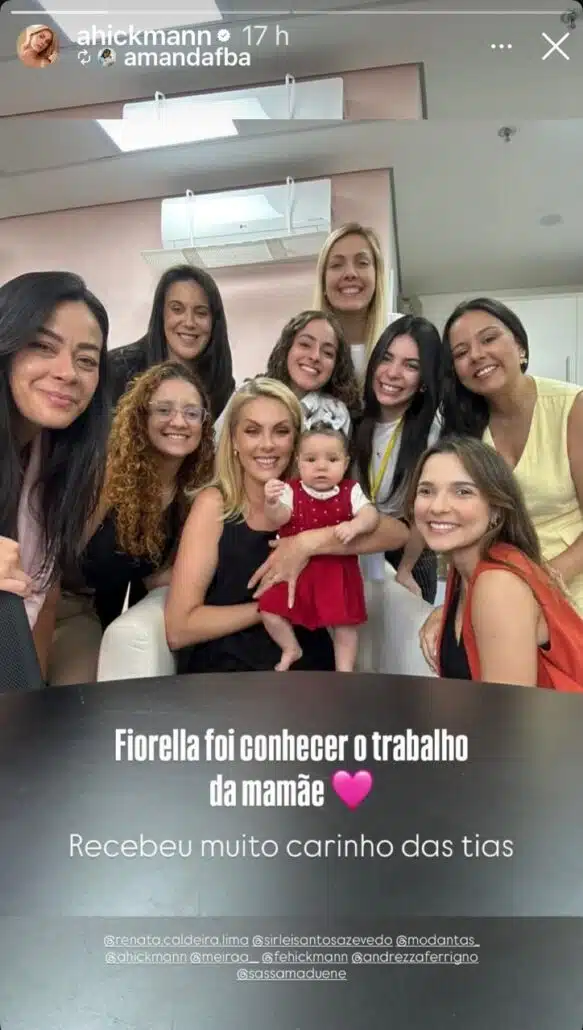 Ana Hickmann surge com linda bebê no colo, em seu escritório