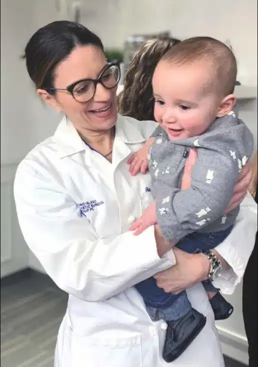 Bebê com a médica que operou ele