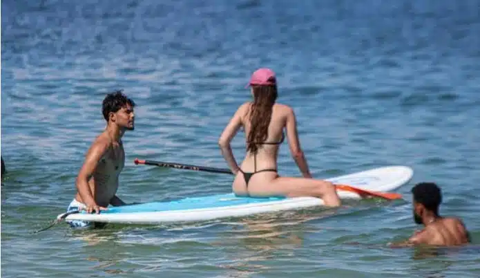 Bruninho Samudio na praia com a namorada