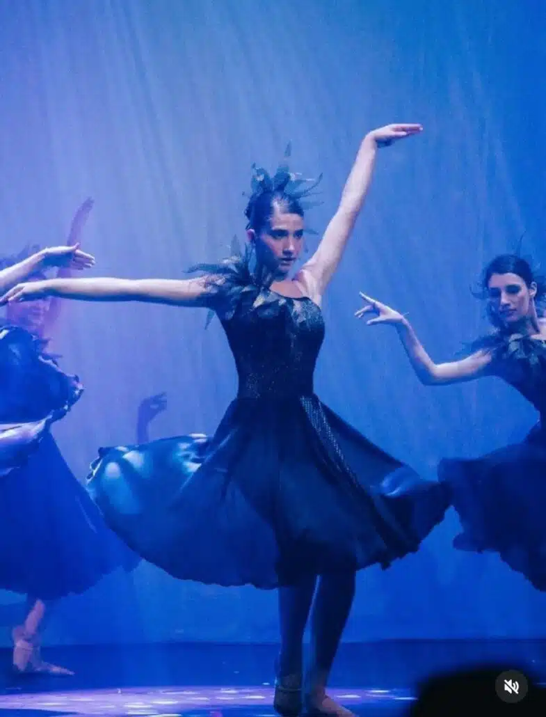 A adolescente Luiza, filha de Aline e Daniel, se apresentando nos palcos