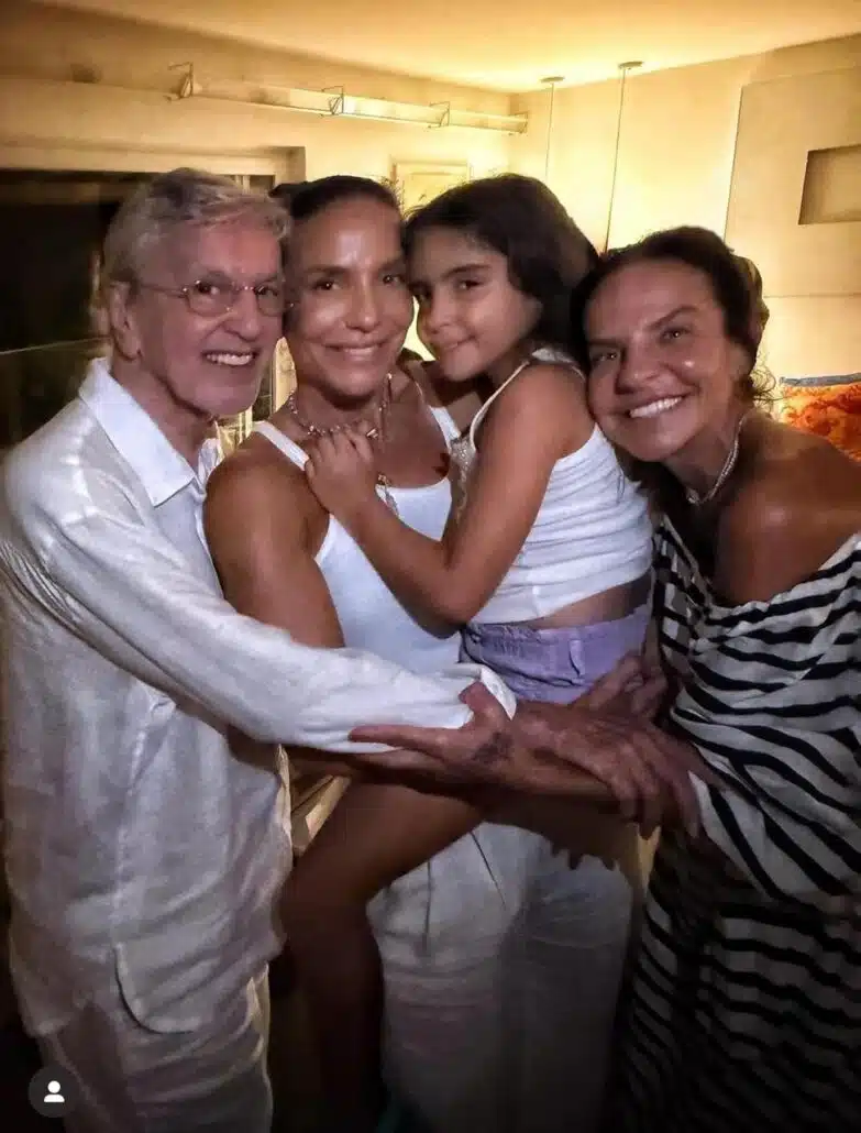 Filha gêmea de Daniel Cady e Ivete surge com a mãe e a tia na casa de Caetano Veloso