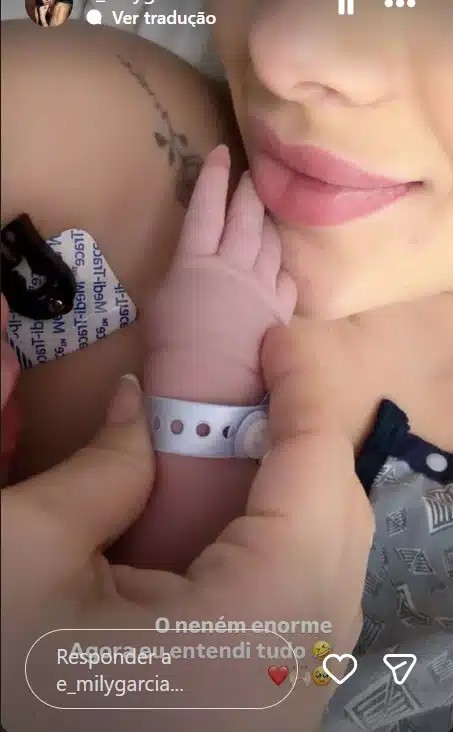 Emily Garcia com o filho que acabou de nascer