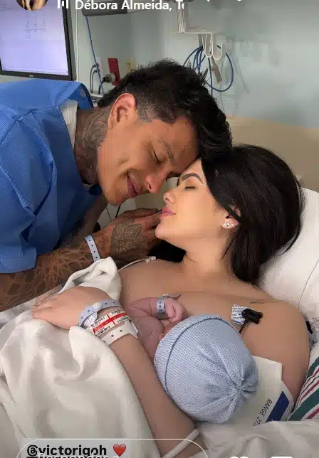 Emily Garcia com seu recém-nascido e Victor Igoh