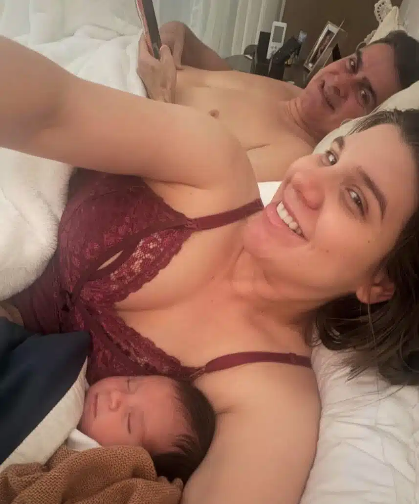 Primeira-dama de Manaus ao lado do filho e do marido