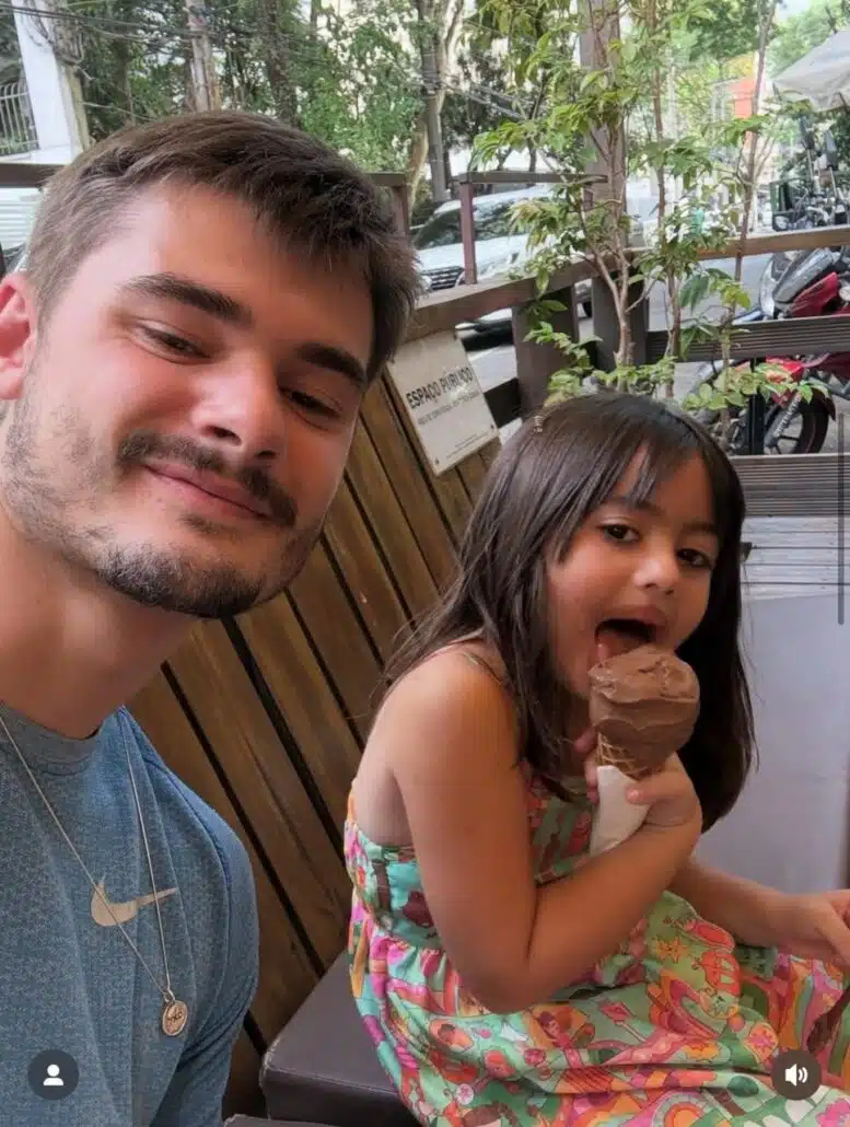João Assunção e Alana, filhos de Fábio Assunção, tomando sorvete juntos