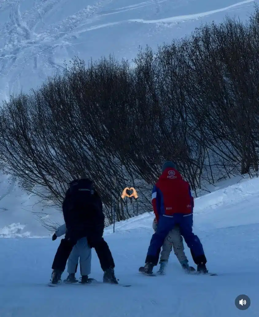 Fiorella Mattheis esquiando com os filhos, na França