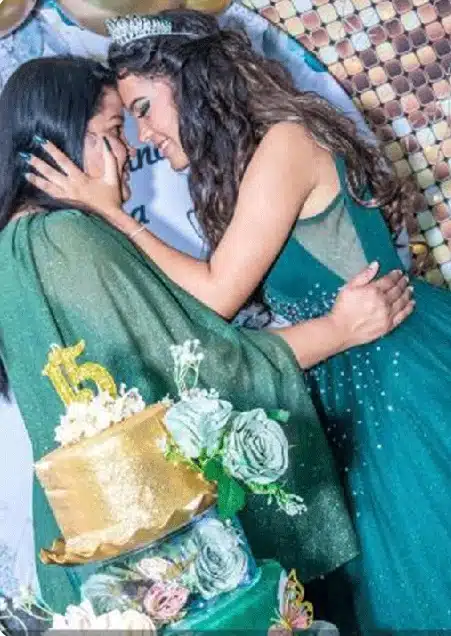 A garota Soffia Del Valle Torrealba Ramos com a sua mãe