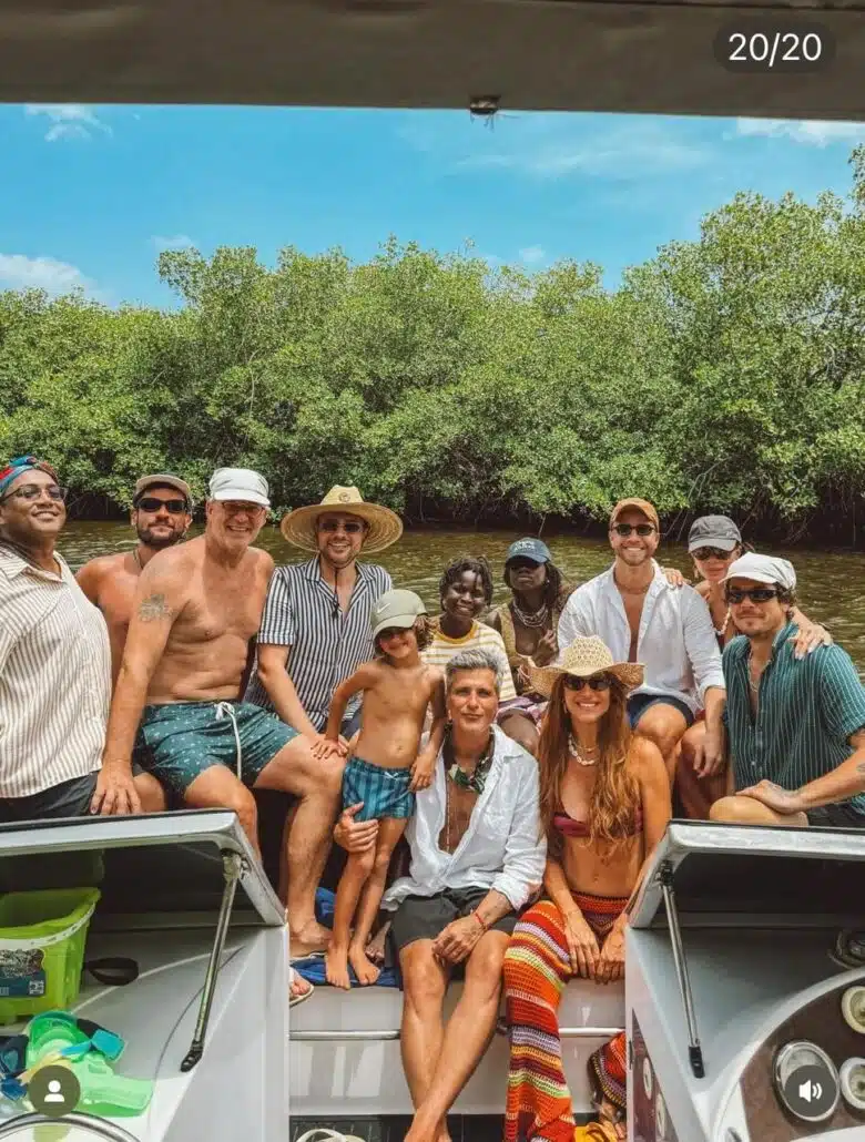 Giovanna Ewbank posa com a família e amigos na viagem pra Bahia