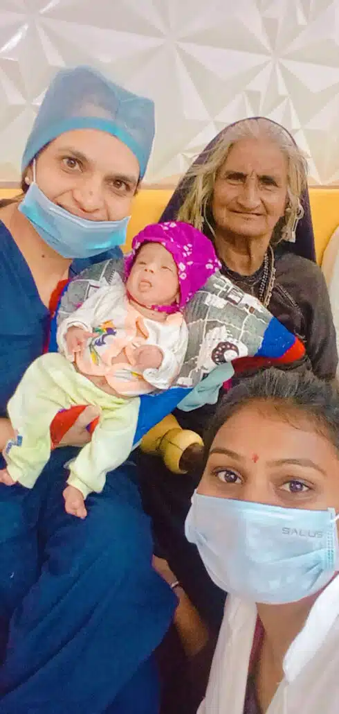 Mulher que ficou grávida aos 70 anos junto com as médicas