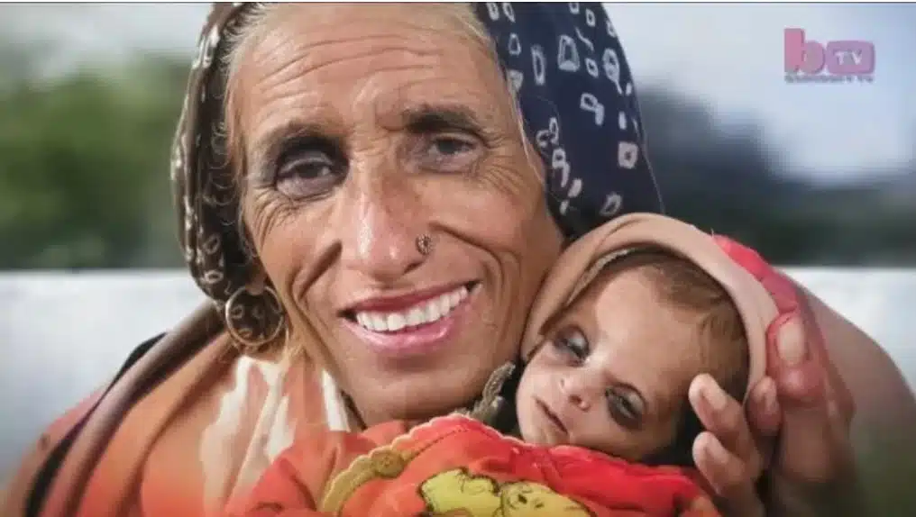 A mulher com o filho recém-nascido, ela ficou grávida aos 70 anos