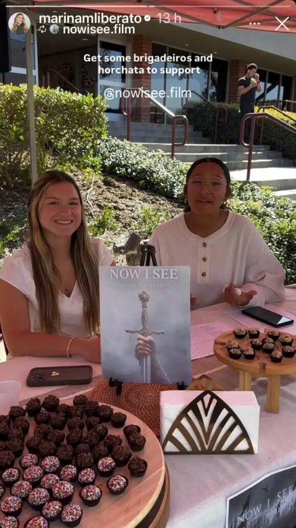 Marina, filha de Gugu, vendendo brigadeiros para arrecadar dinheiro para o projeto