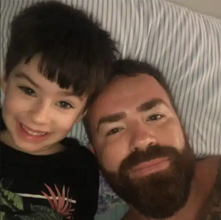 Leniel com o menino Henry Borel