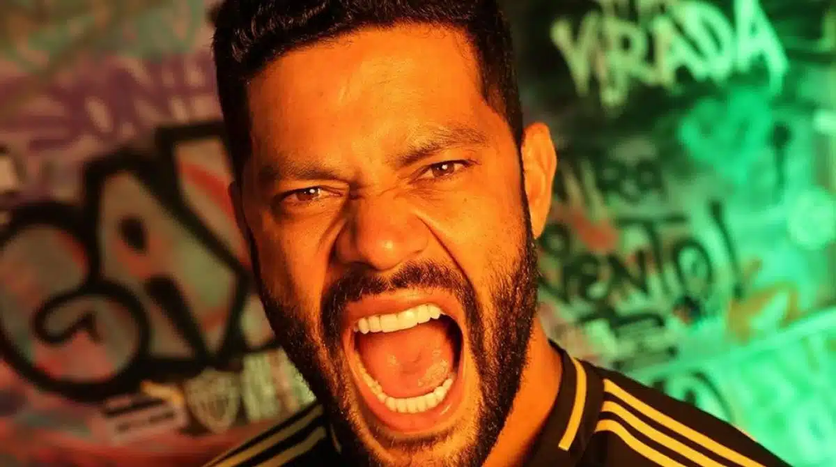 Hulk mostra filhos assinando contrato com o Atlético-MG