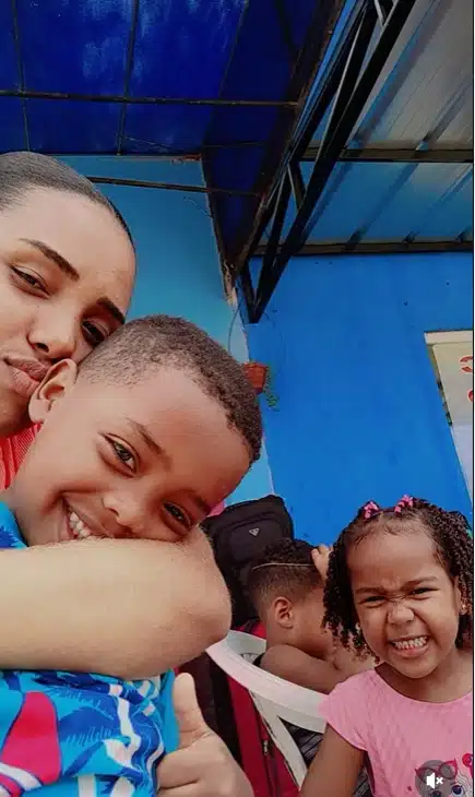 Os irmãos de Bacabal ao lado de sua mãe