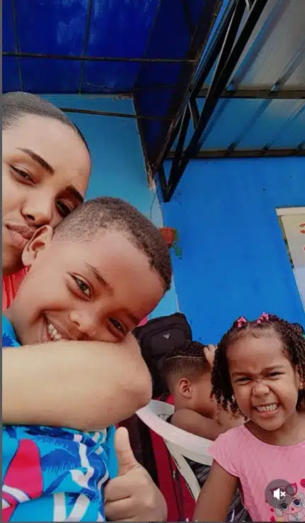 Irmãos desaparecidos ao lado de sua mãe