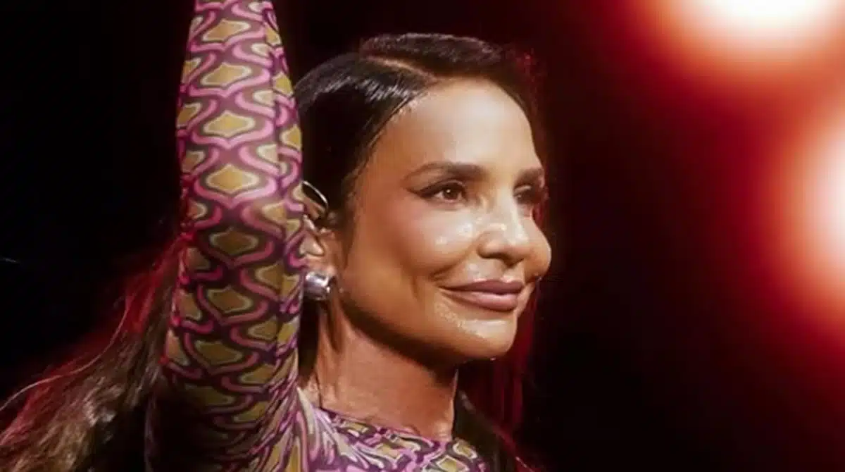 Ivete Sangalo surge com as filhas gêmeas em roda de samba e impressiona