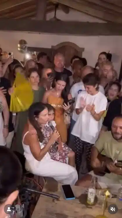 Ivete Sangalo surpreende ao surgir com sua filha em roda de samba em Trancoso, na Bahia