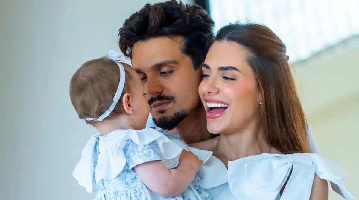 Luan Santana e Jade Magalhães comemoram 1 ano da bebê