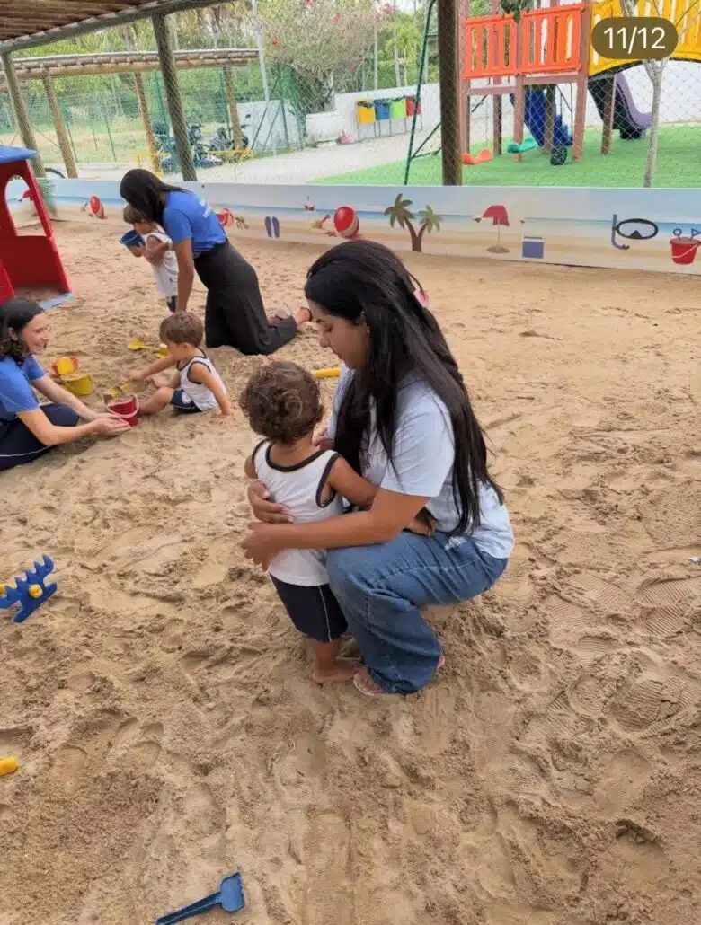 Ary posa com seu filho com João Gomes na creche