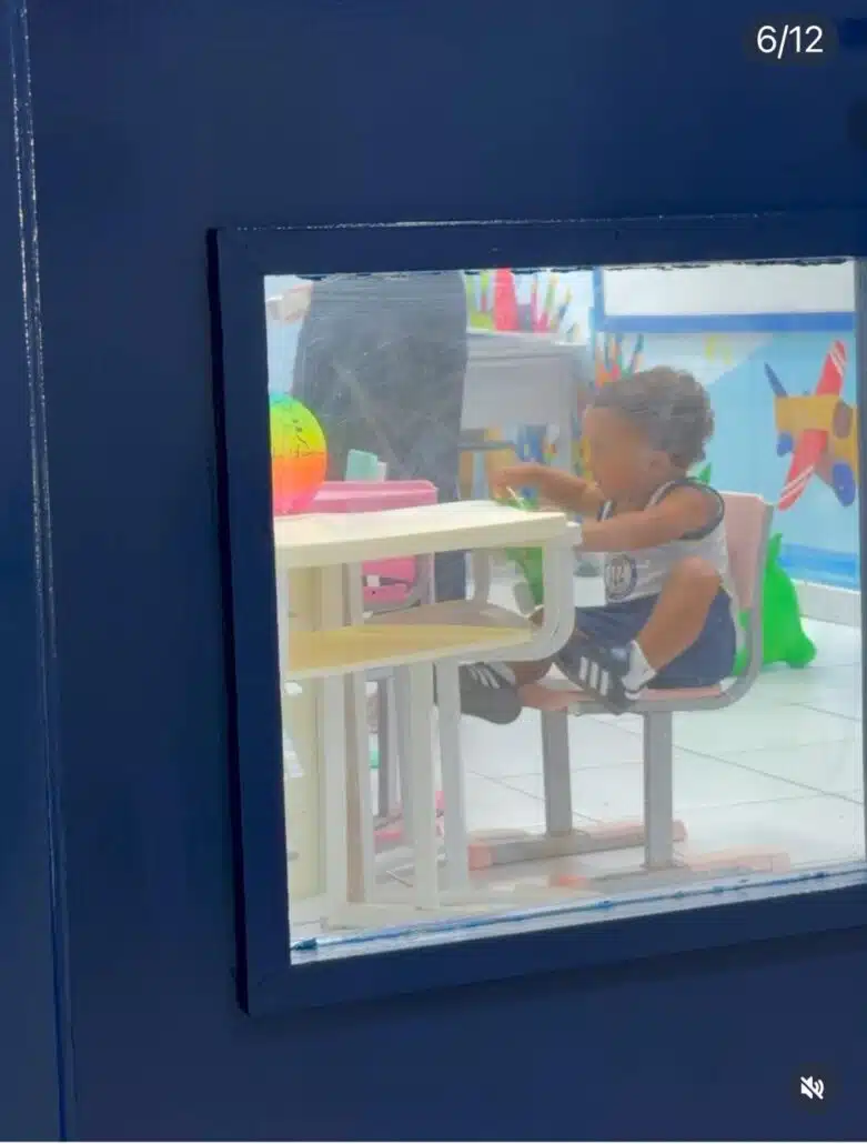 Jorge, filho de Ary e João Gomes, na sala de aula