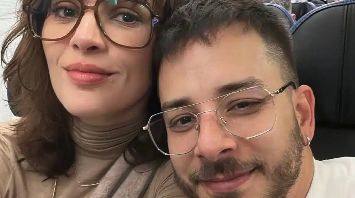 Monica e Junior mostram presentes personalizados dos filhos e surpreendem