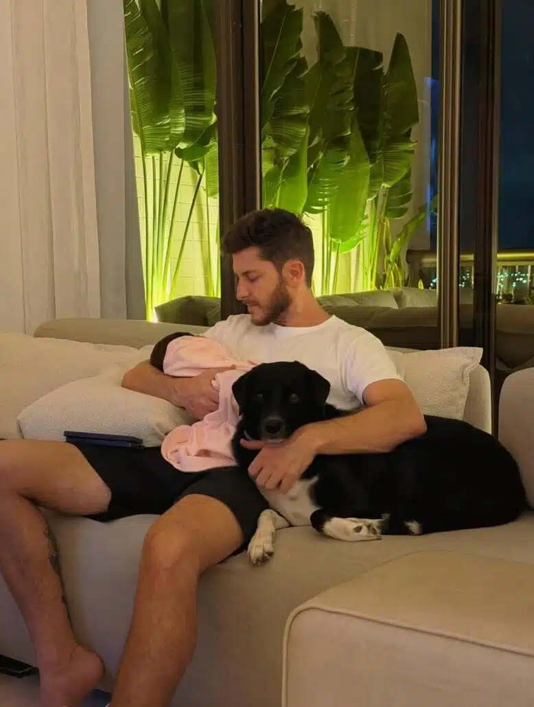 Klebber Toledo com Clara no colo