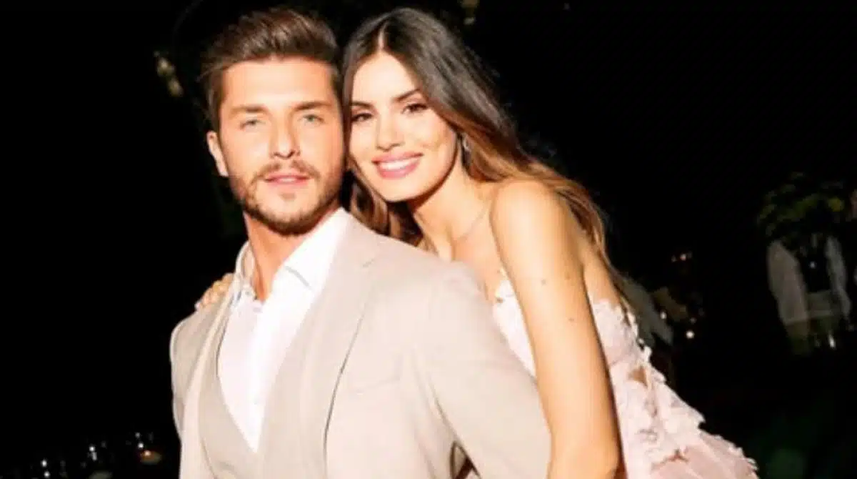 Klebber Toledo posa com a recém-nascida em casa e se declara