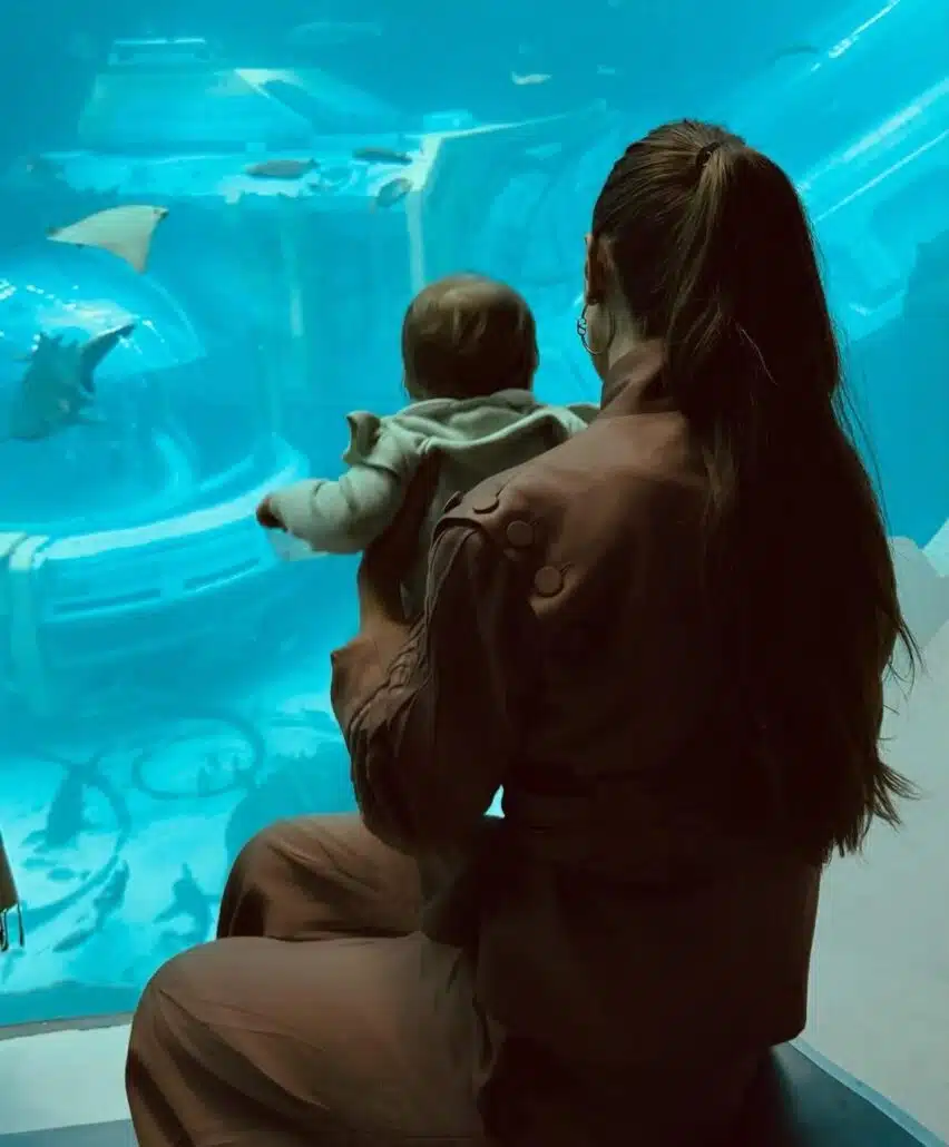 Serena, bebê de Jade e Luan Santana, posa no aquário de Abu Dhabi