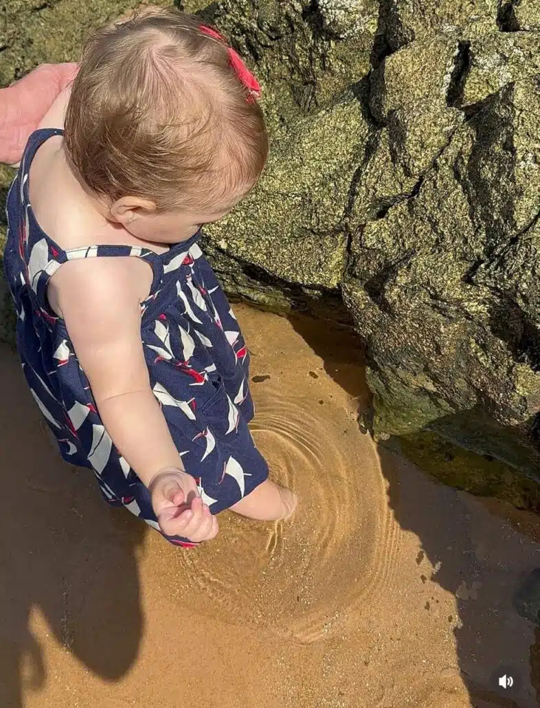 A bebê de Jade e Luan Santana se refrescando na água