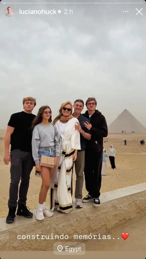 Luciano Huck e Angélica visitam o Egito com os filhos