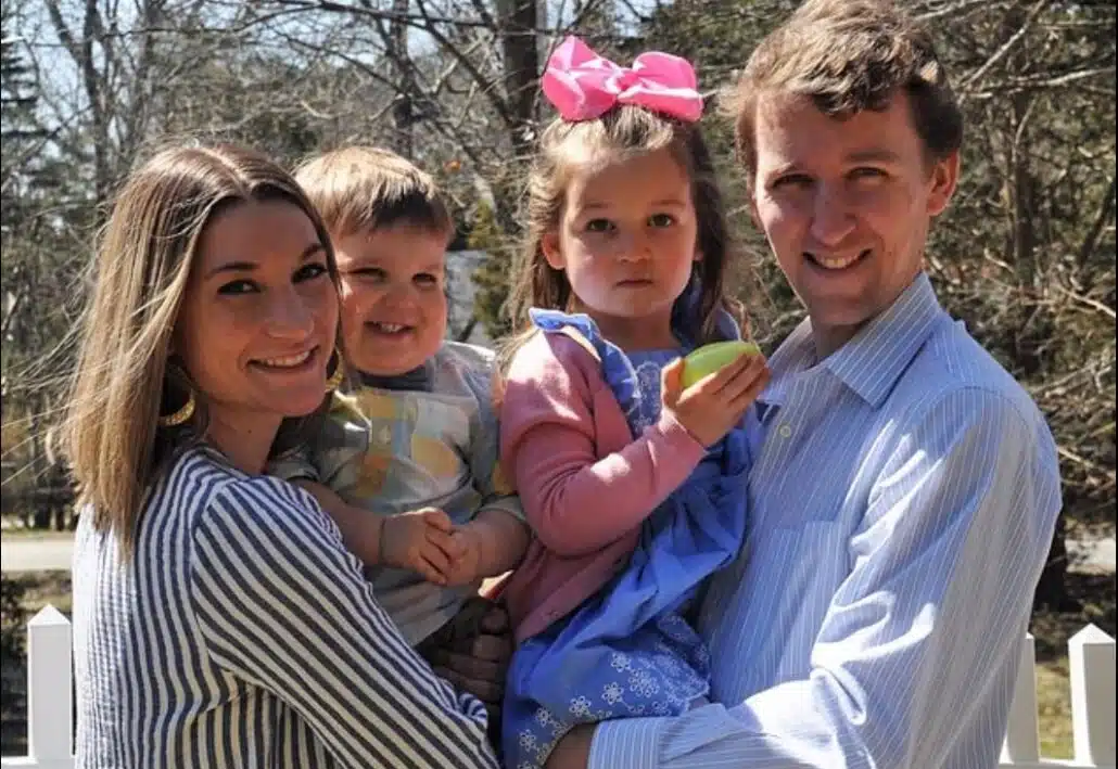 A mãe com seu marido e dois dos filhos antes do que aconteceu