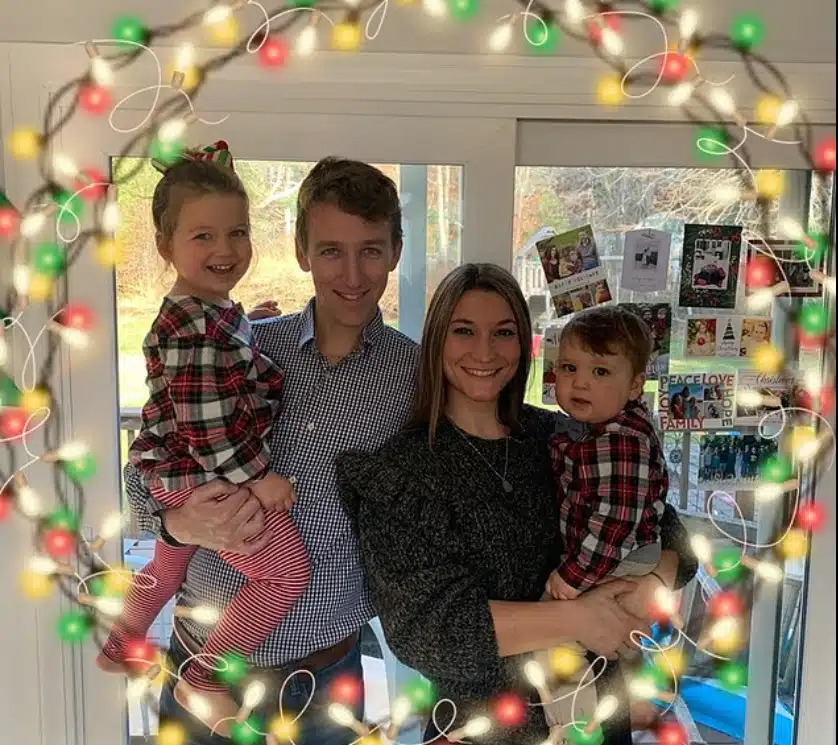 A mãe com seu marido e dois dos filhos antes do que fez