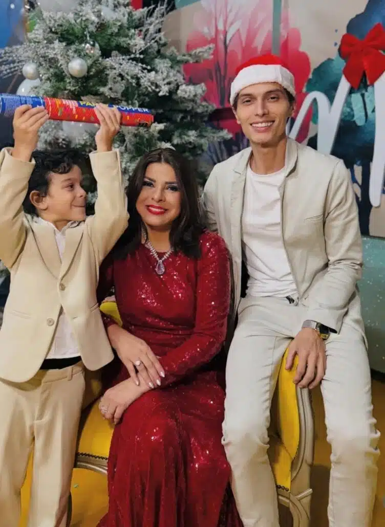Mara Maravilha posou com o filho e o ex, em um ensaio de fotos no Natal