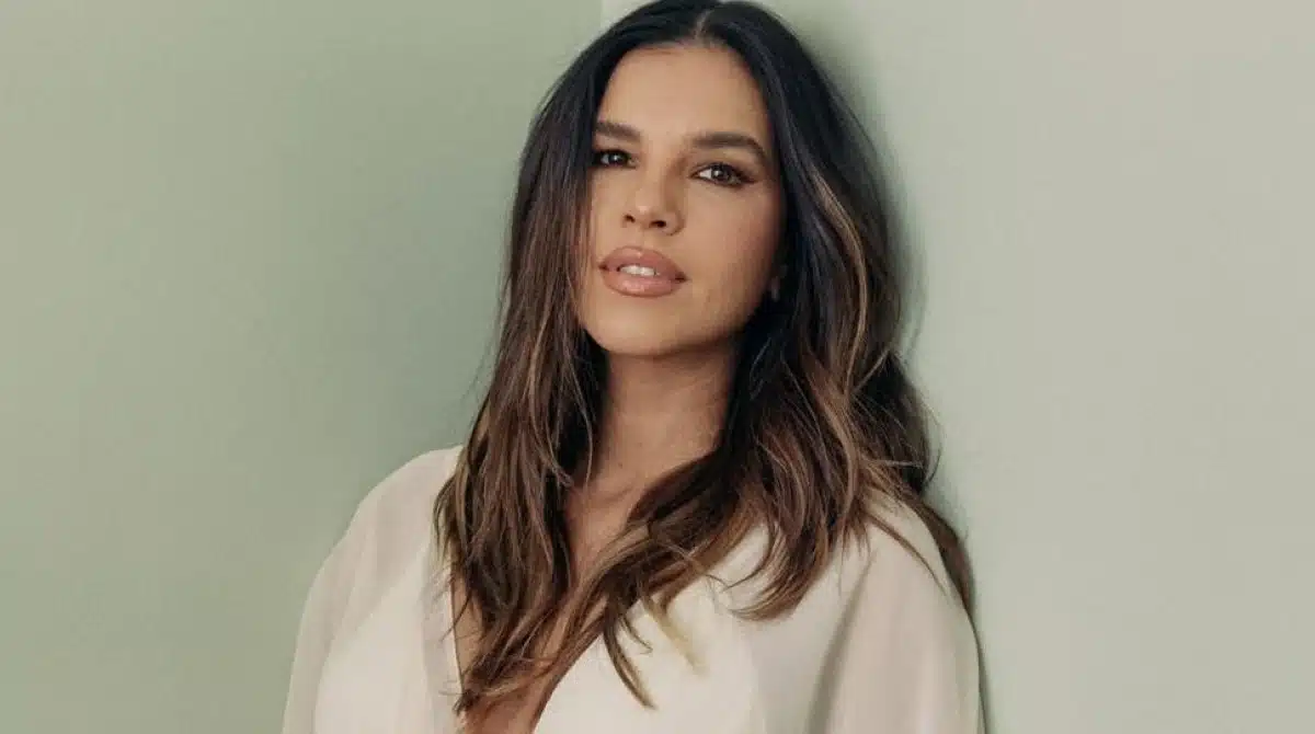 Mariana Rios posa com o recém-nascido e desabafa