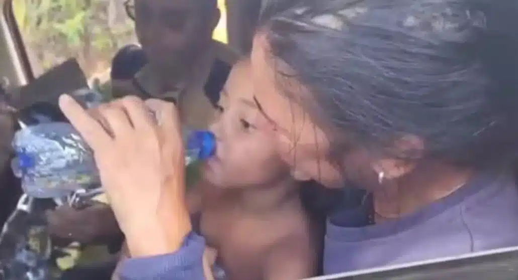 A menina Alice ingerindo água após ser achada