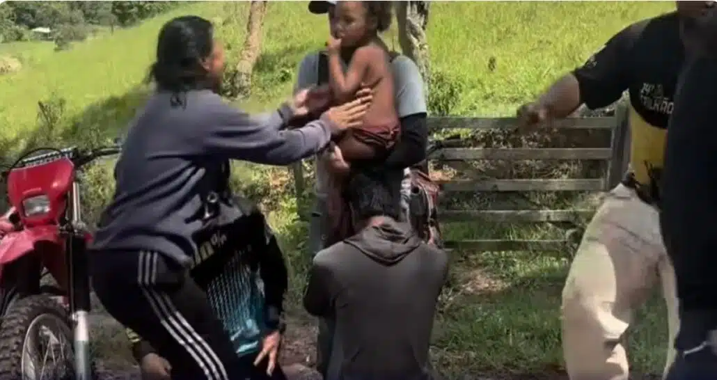 A menina Alice reencontrado sua mãe após dias