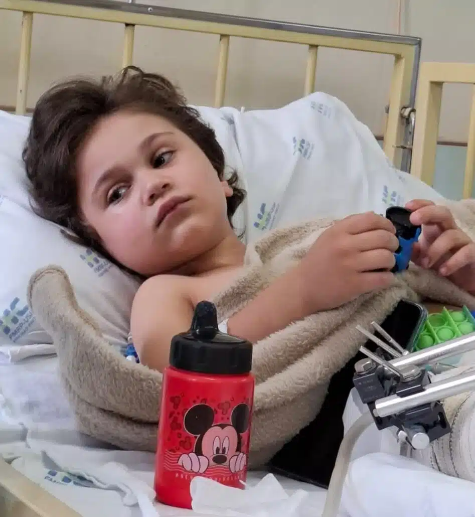 O menino Brenno Fernandes Girdziauckas durante sua recuperação