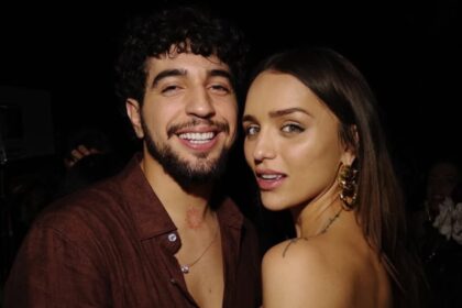 Nattan e Rafa mostram a recém-nascida usando fone de ouvido